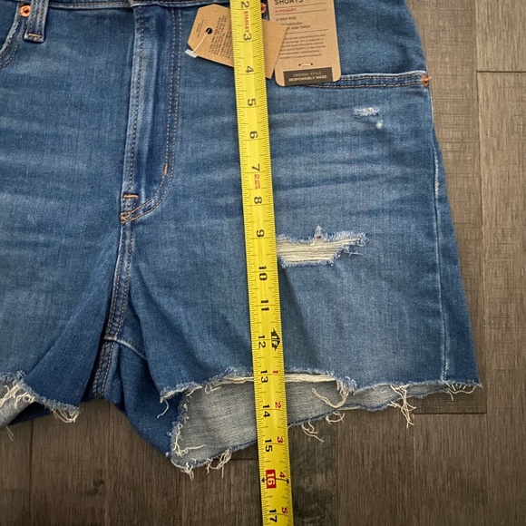 Women's Levi's® High Rise Frayed Hem Jean Shorts - Picture 5 of 6